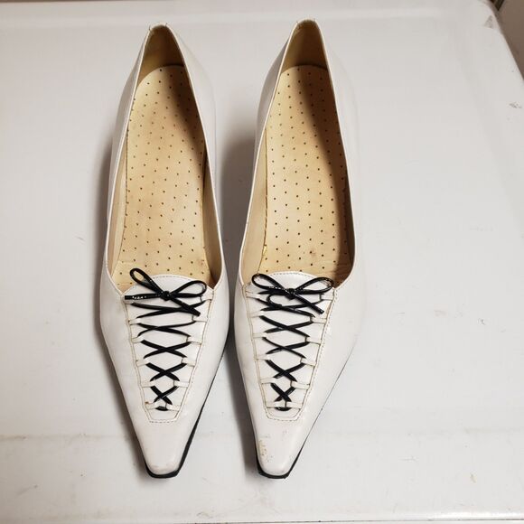 BCBGirls Women's White Stiletto Heels with Black Lace Pointed Toe Sz 8.5 Padded - Picture 9 of 10